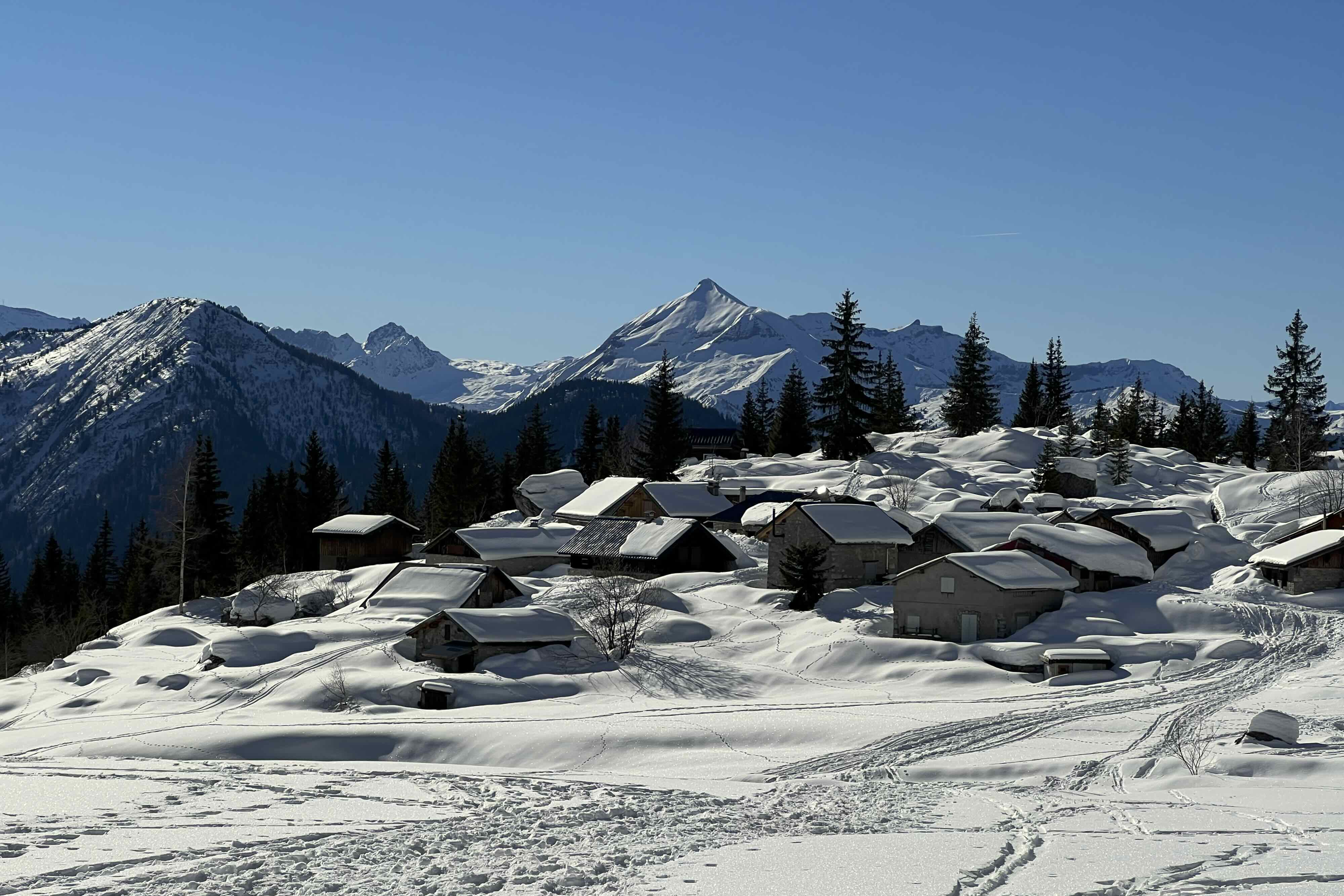 CHALETS DES AYÈRES ET LE LAC VERT